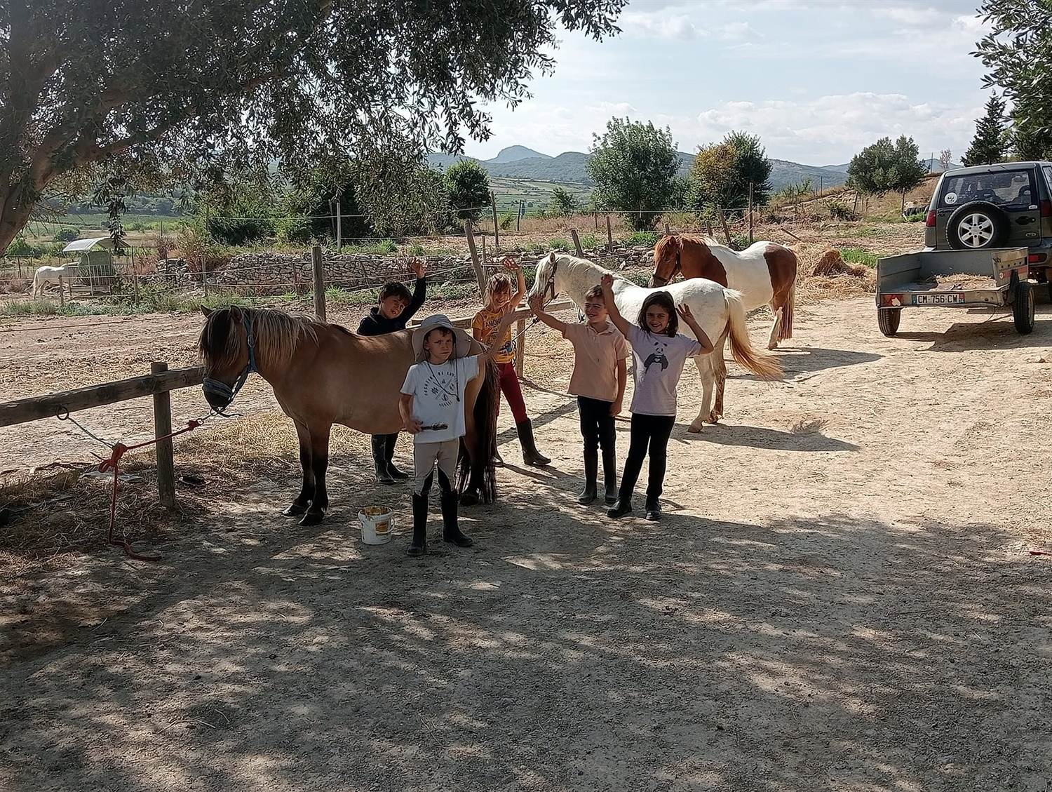 Enfants s'occupant des poneys au poney-club du Haras de l'Olympe