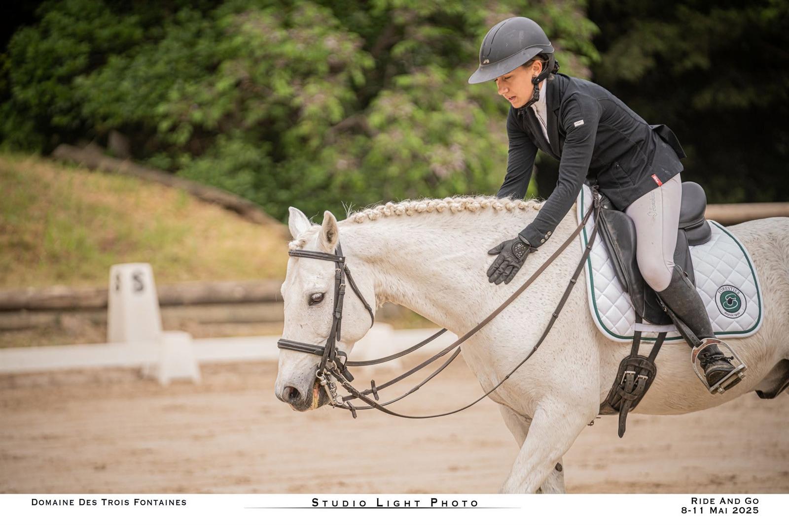 Cavalière caressant son cheval, symbole des soins apportés aux pensionnaires
