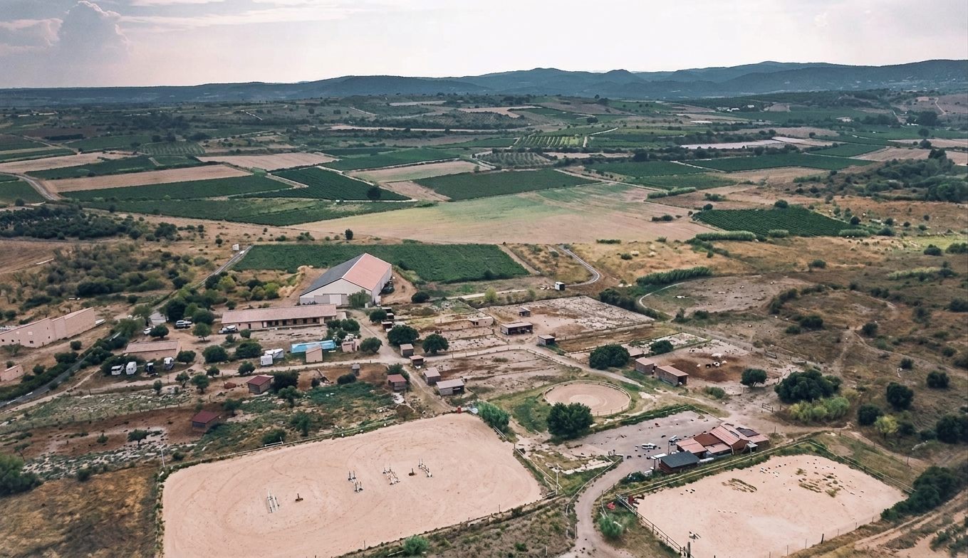 Vue aérienne du Haras de l'Olympe à Aspiran, ses carrières et ses paddocks au cœur de l'Hérault